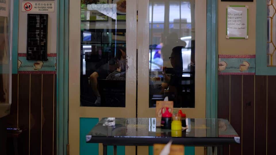 Customers talking at Kafetien 88