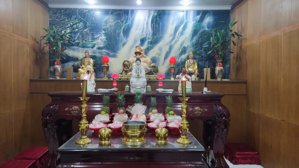 Altar Vihara Dengan Persembahan