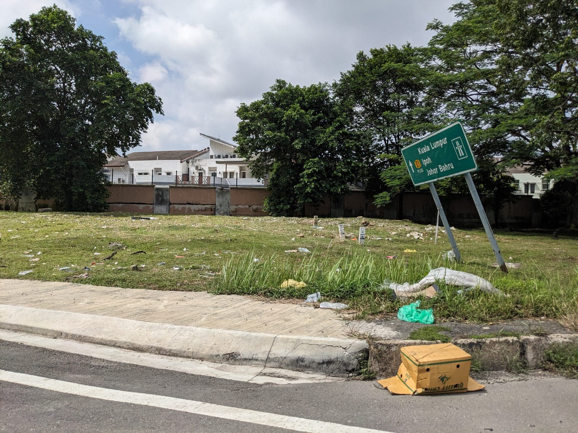 因垃圾車、貨車載送過程中沒有妥善遮蓋後車廂，mrr2大道旁多是散落的垃圾與廢棄物。